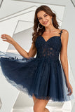 Robe de cocktail courte sans dos marine avec appliques