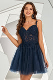 Robe de cocktail courte sans dos marine avec appliques