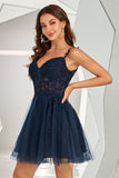 Robe de cocktail courte sans dos marine avec appliques