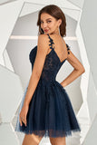 Robe de cocktail courte sans dos marine avec appliques