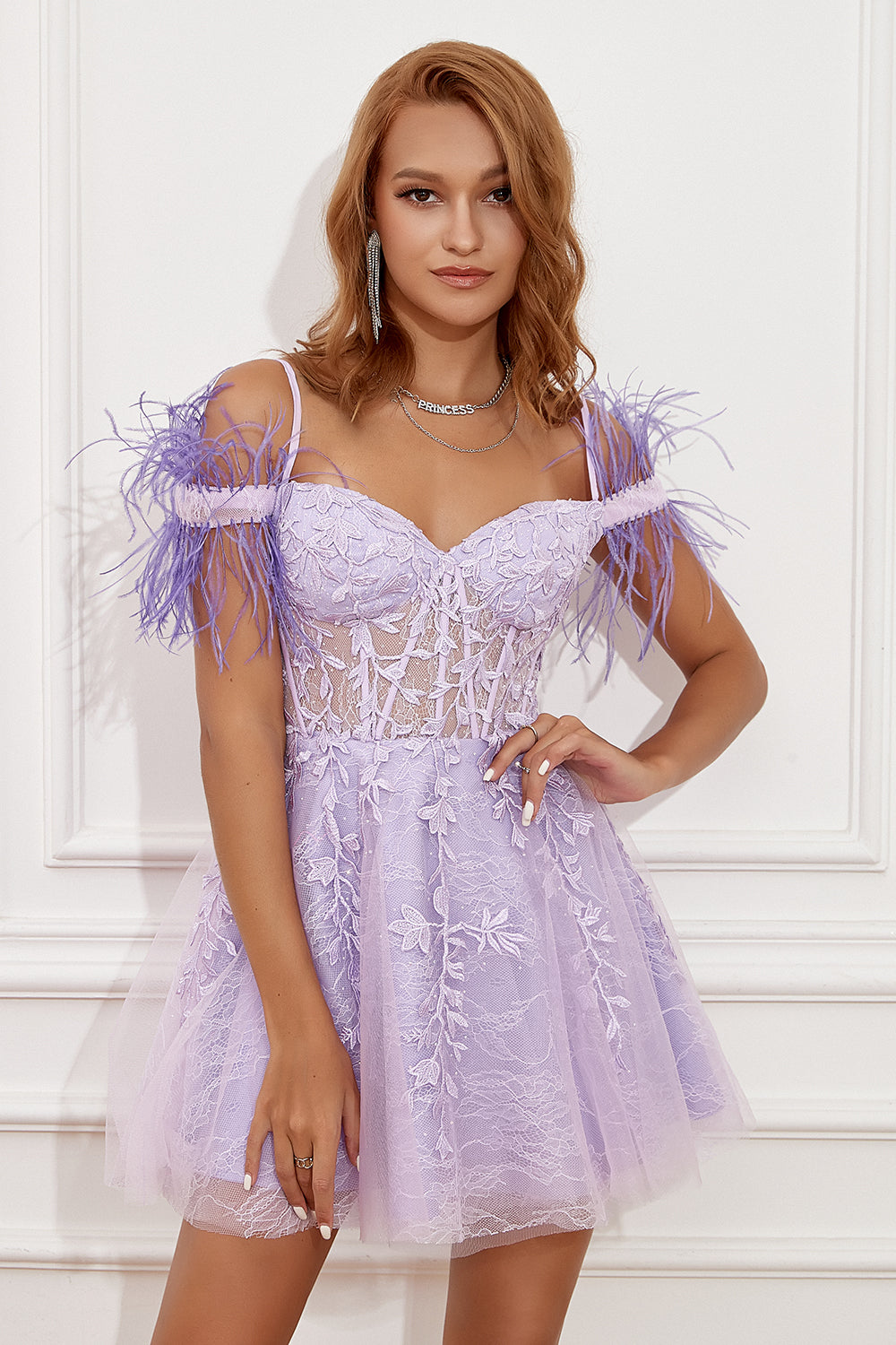 Lavande Off Shoulder Robe de retour à la maison avec des plumes