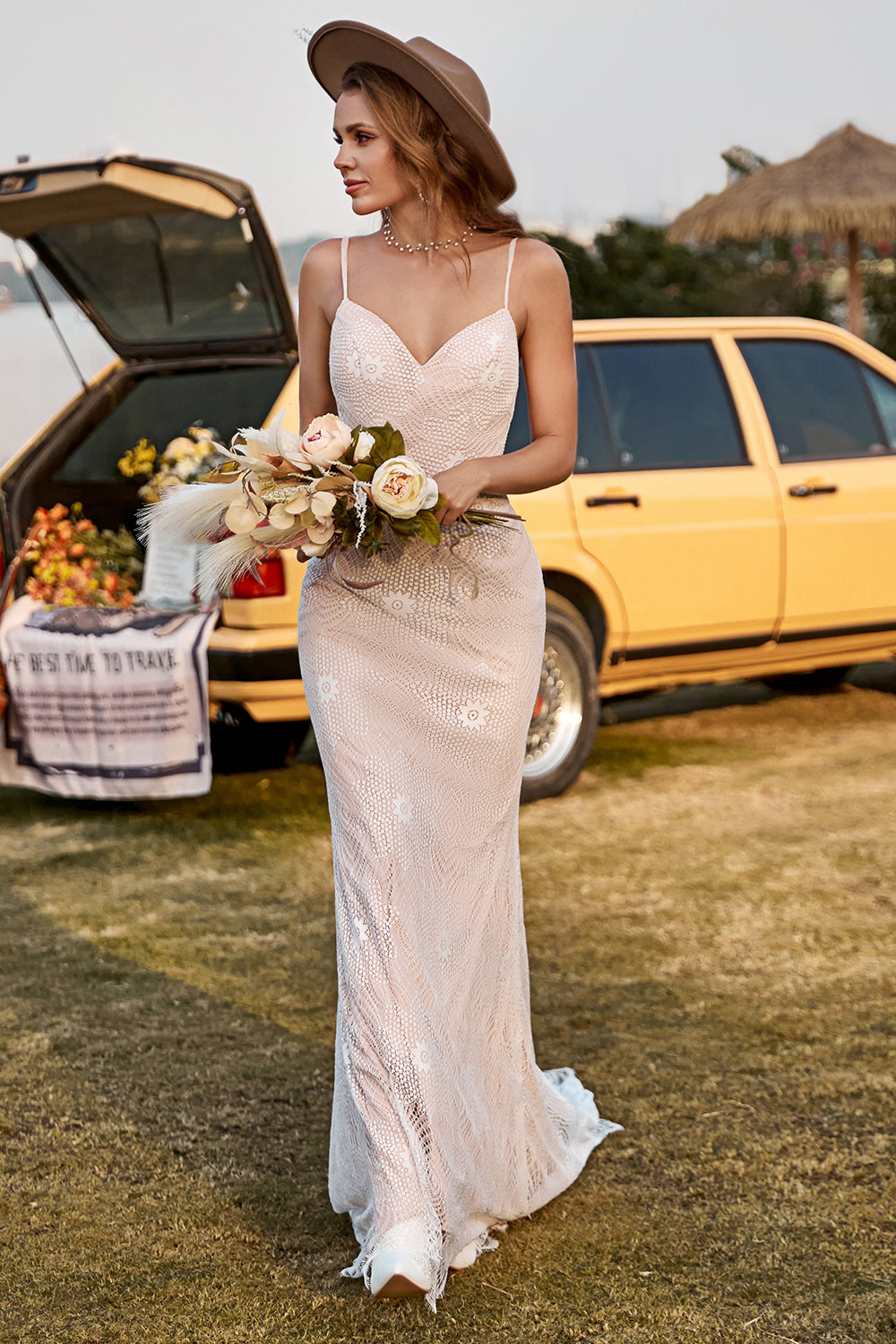 Bracelets Spaghetti Ivoire et Champagne Sirène Dentelle Robe de mariée de plage avec Sweep Train