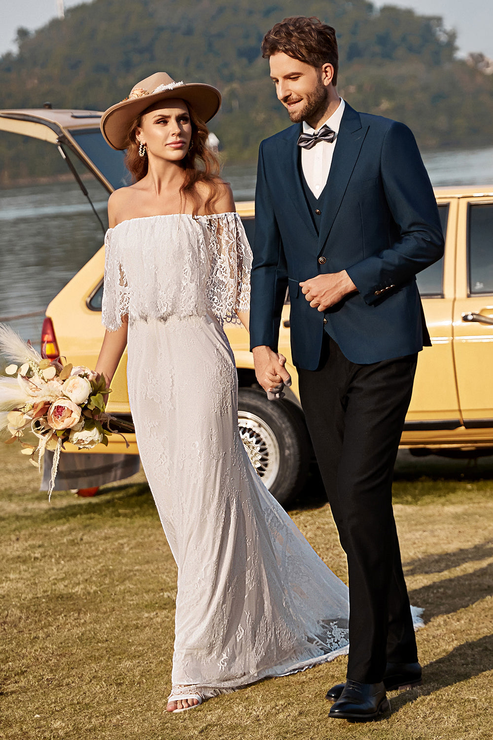 Robe de mariée Boho en dentelle ivoire avec Sweep Train