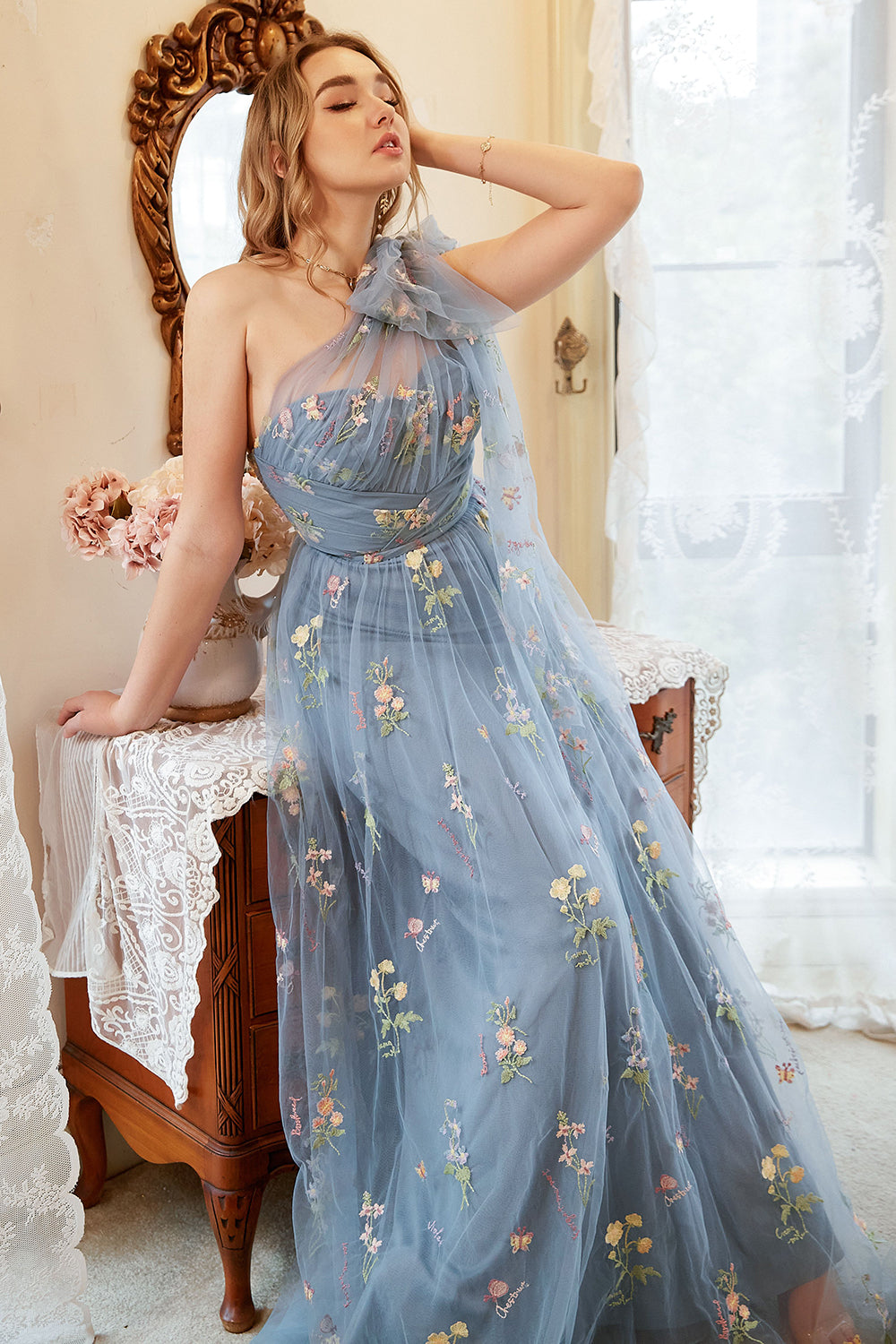 Une robe de bal Line One Shoulder Grey Blue Plus Size avec broderie