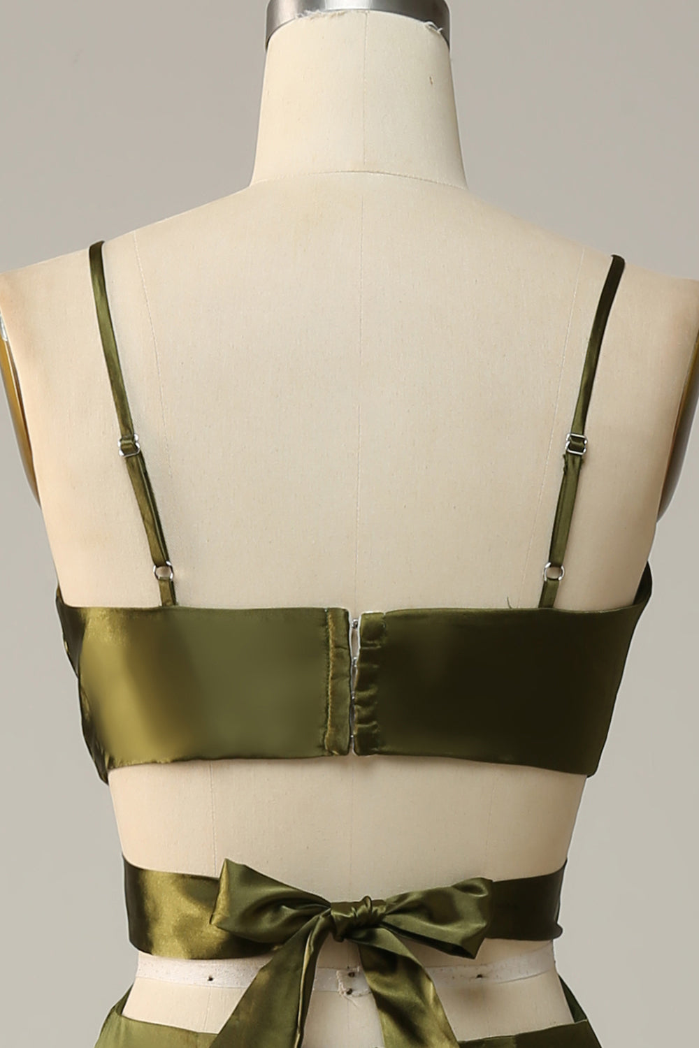 Robe de demoiselle d'honneur longue olive à bretelles spaghetti et découpes avec fente