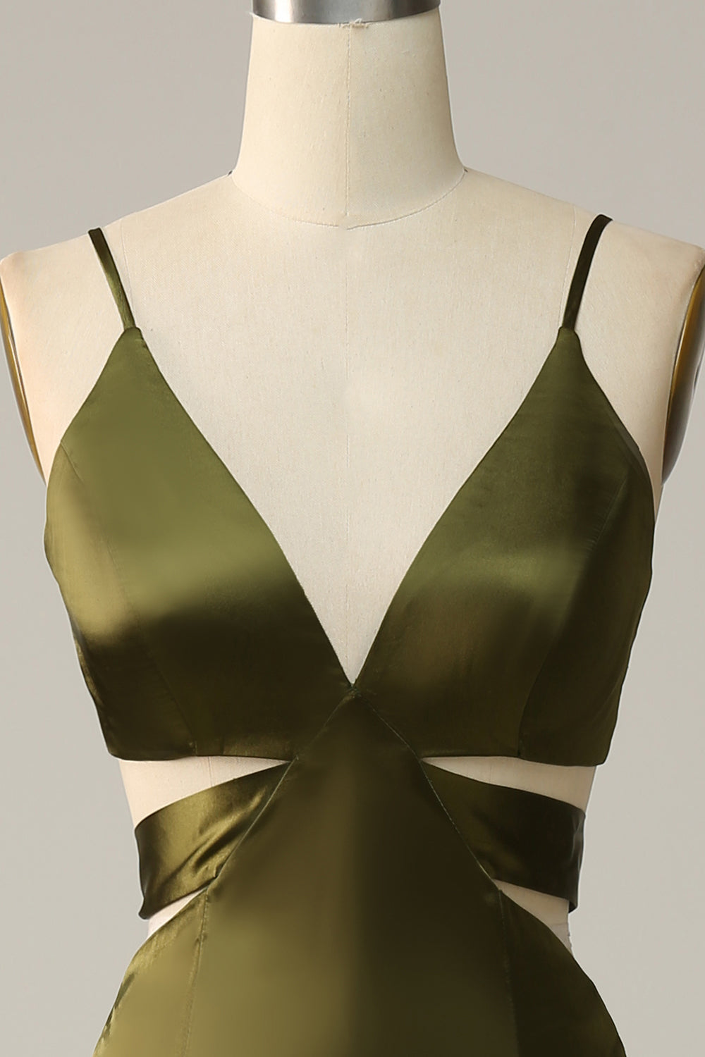 Robe de demoiselle d'honneur longue olive à bretelles spaghetti et découpes avec fente