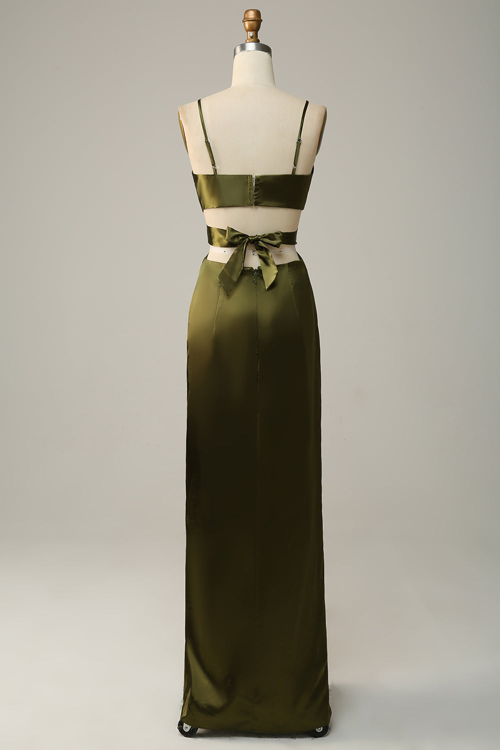 Robe de demoiselle d'honneur longue olive à bretelles spaghetti et découpes avec fente