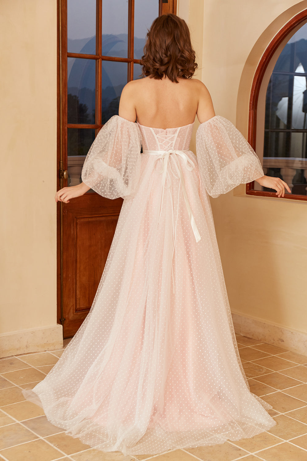 Robe de mariée à pois roses avec manches bouffantes