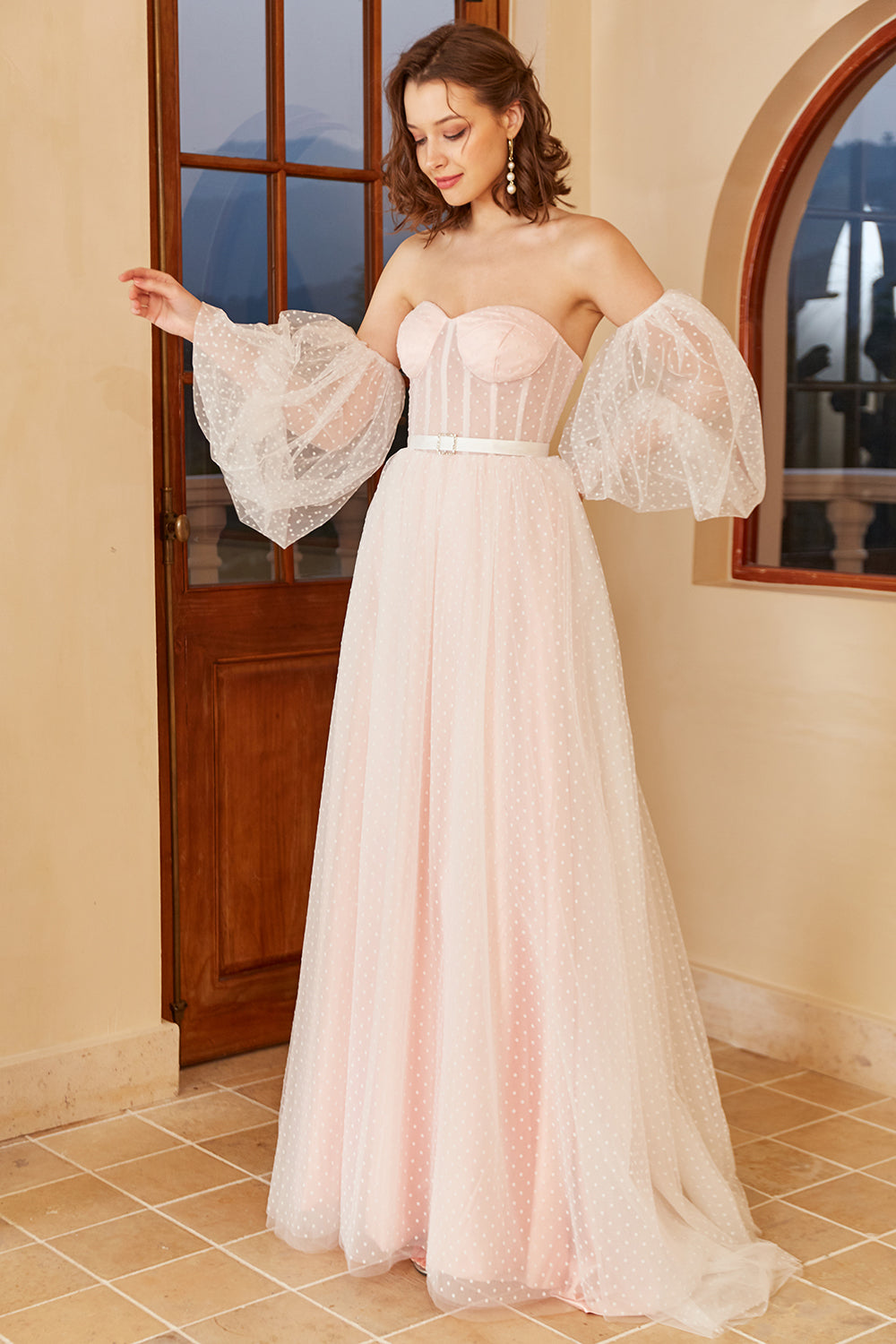 Robe de mariée à pois roses avec manches bouffantes