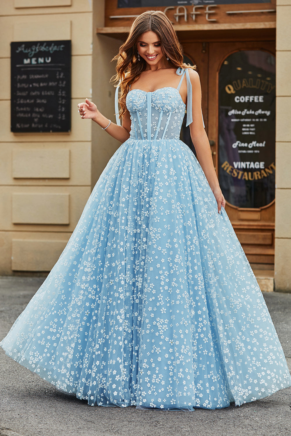 Robe de soirée corset trapèze bleu ciel à bretelles spaghetti avec fleurs