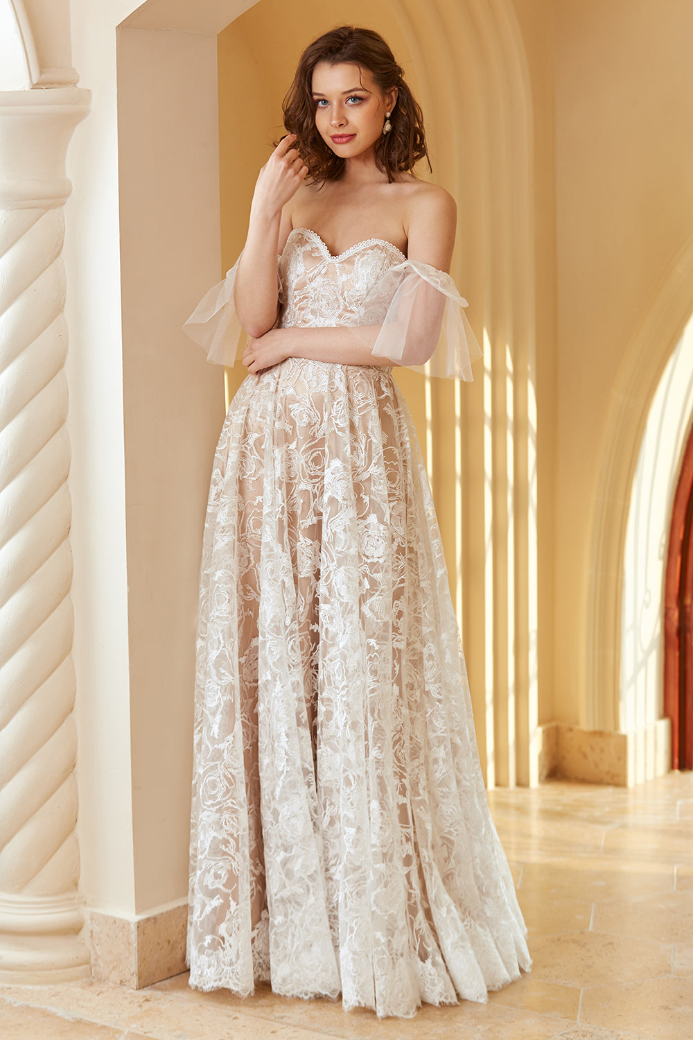 Magnifique une ligne sur l’épaule Robe de mariée en dentelle blanche