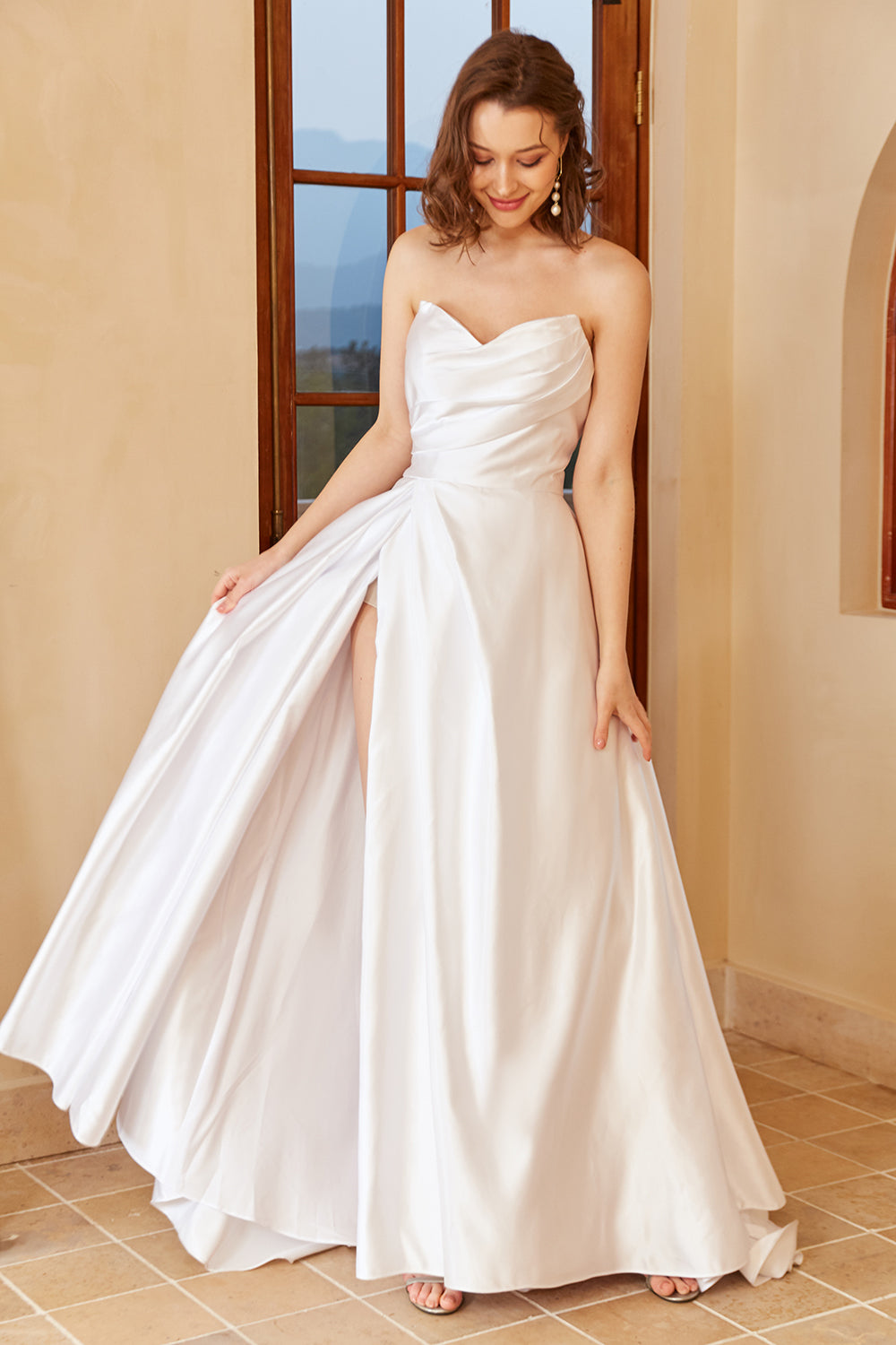 Robe de mariée en satin blanc avec fente