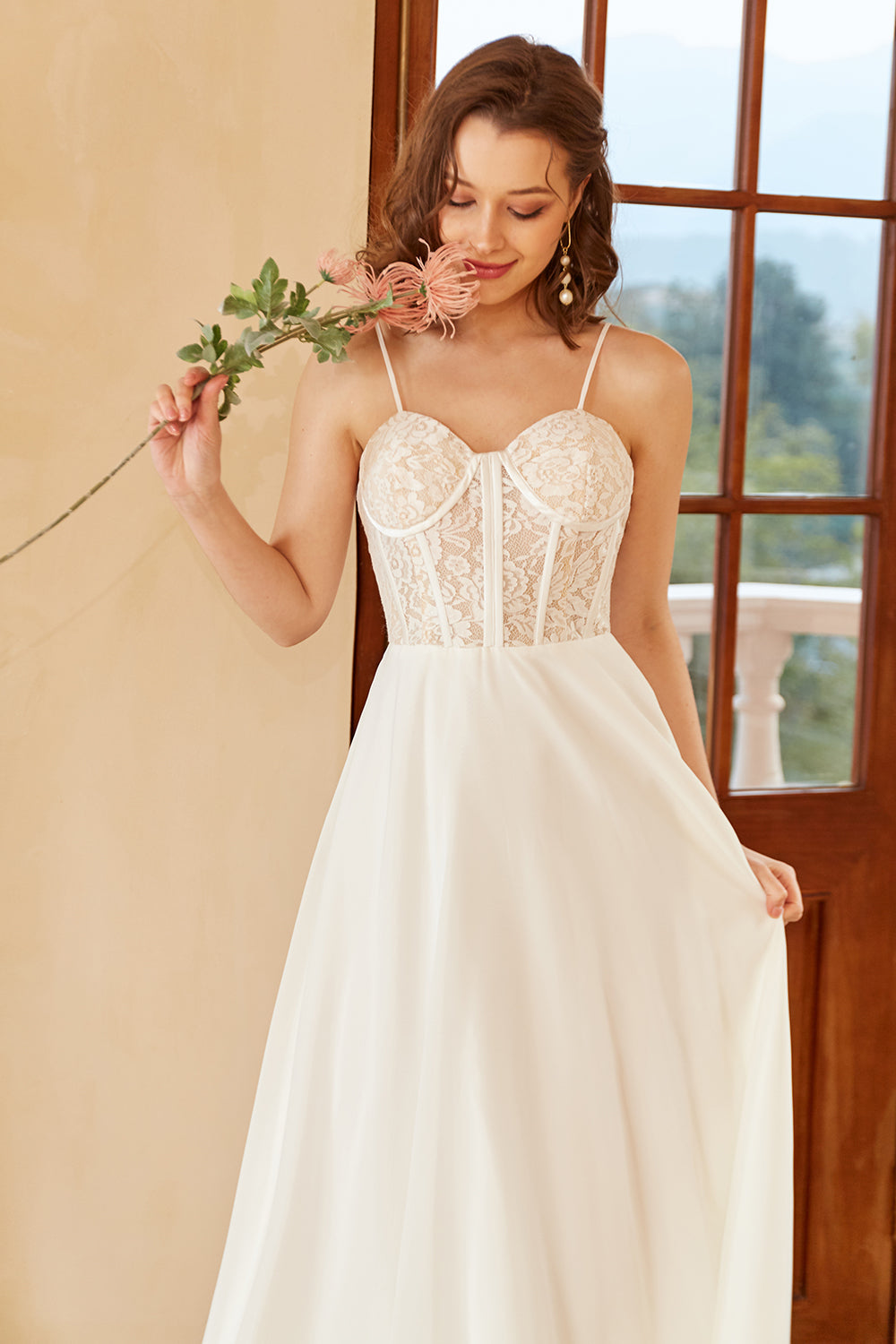 Belle A Line Spaghetti Straps Robe de mariée blanche avec appliques