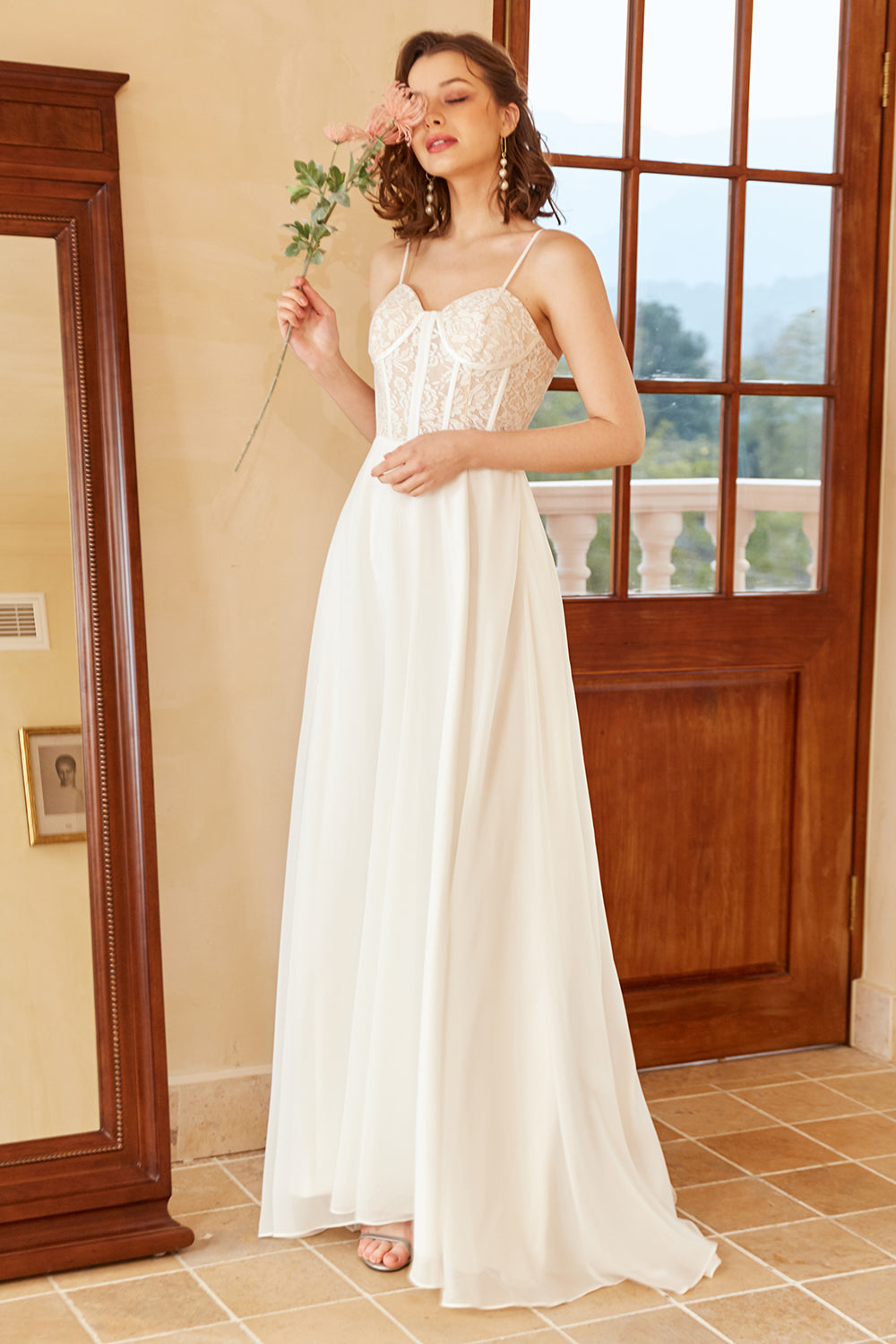 Belle A Line Spaghetti Straps Robe de mariée blanche avec appliques