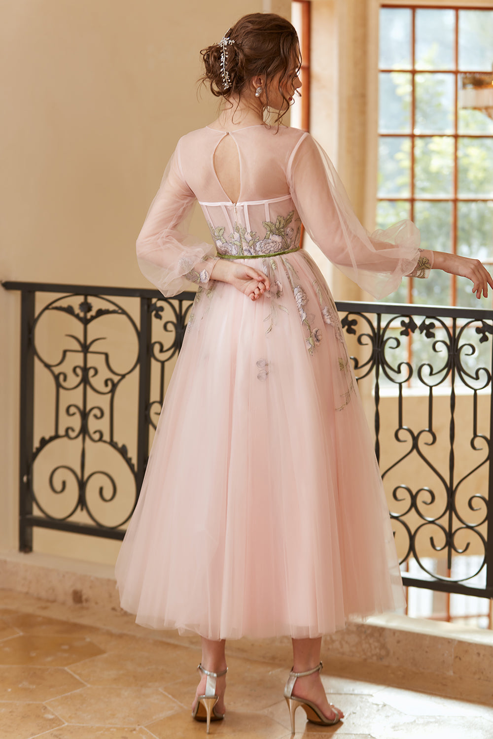 Une ligne Jewel Light Nude Tea Length Prom Robe de bal à manches longues