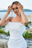 Robe de retour blanche sans bretelles gaine avec plumes
