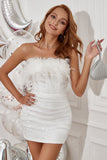 Robe de retour sans bretelles blanche avec plumes