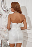 Robe de retour sans bretelles blanche avec plumes