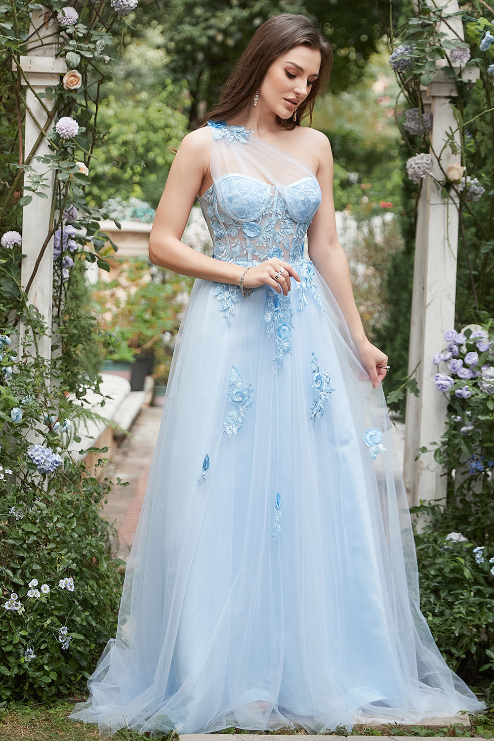 Robe de bal longue à une épaule bleu ciel avec appliques