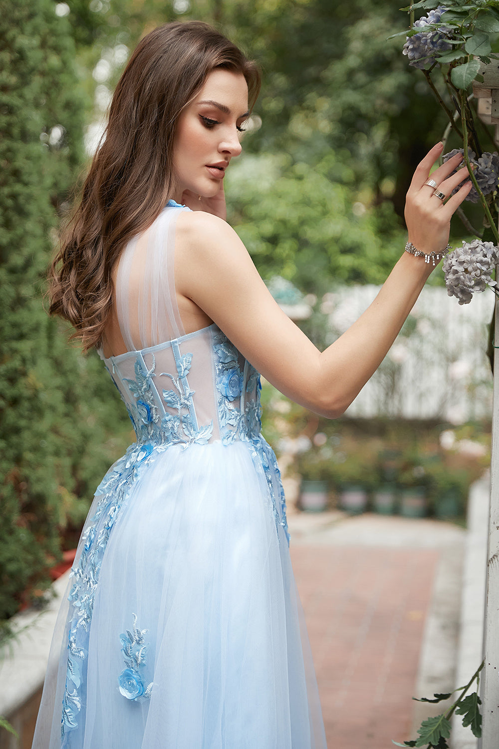 Robe de bal longue à une épaule bleu ciel avec appliques