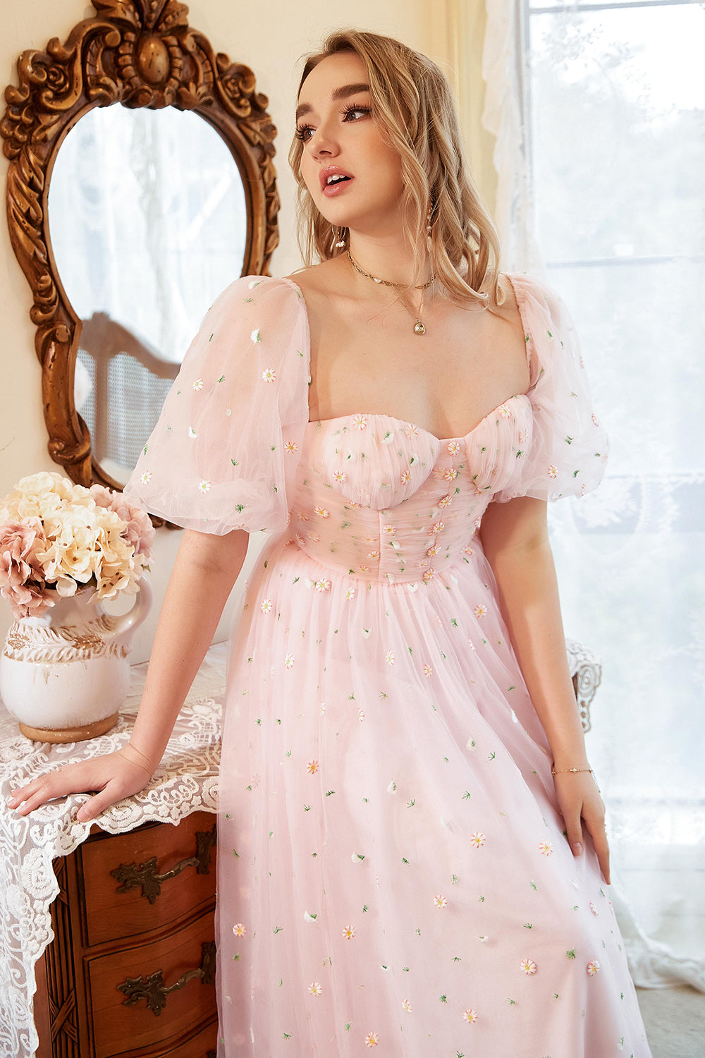 Une ligne de l’épaule Blush Plus Size Robe de bal avec broderie