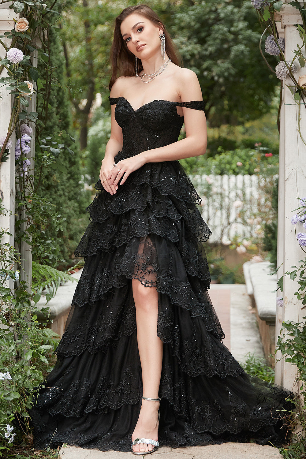 Robe de bal à plusieurs niveaux noire sur les épaules