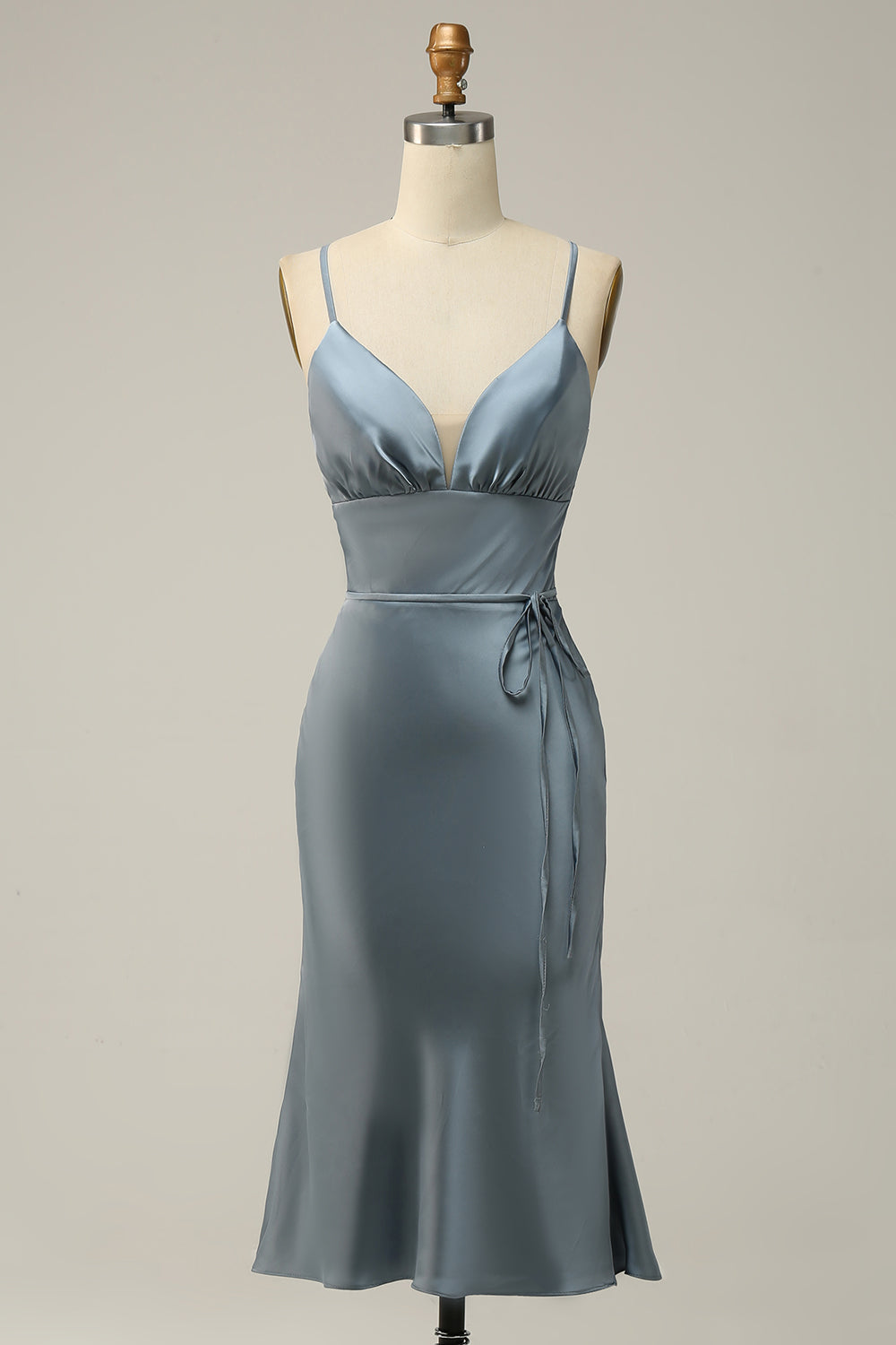 Robe de demoiselle d'honneur bleue en satin à bretelles spaghetti