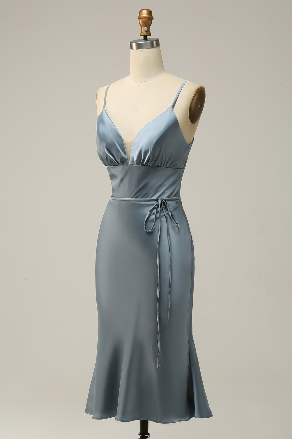 Robe de demoiselle d'honneur bleue en satin à bretelles spaghetti
