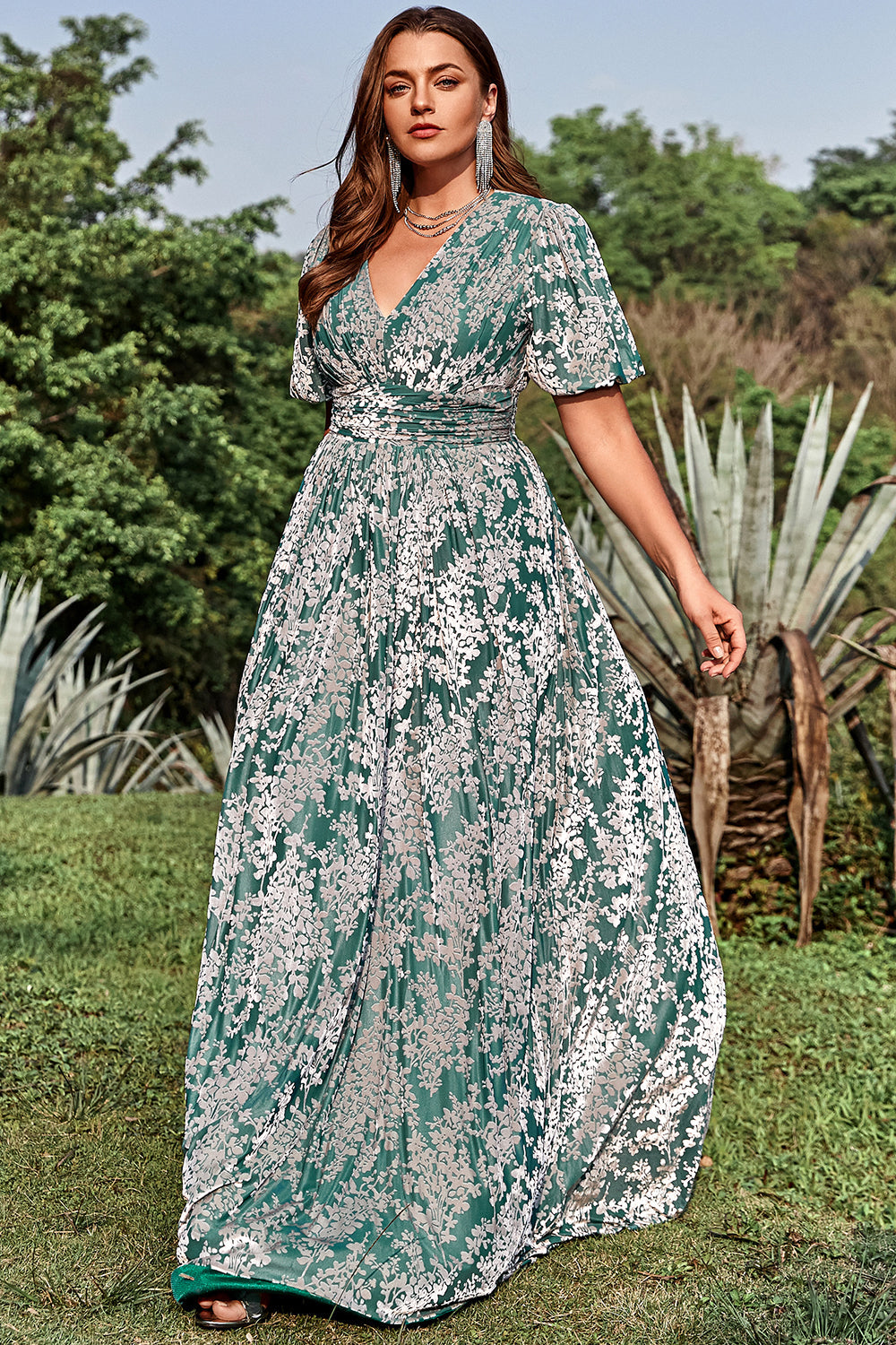 Une robe de bal Line V col vert imprimé floral plus grande taille avec manches courtes