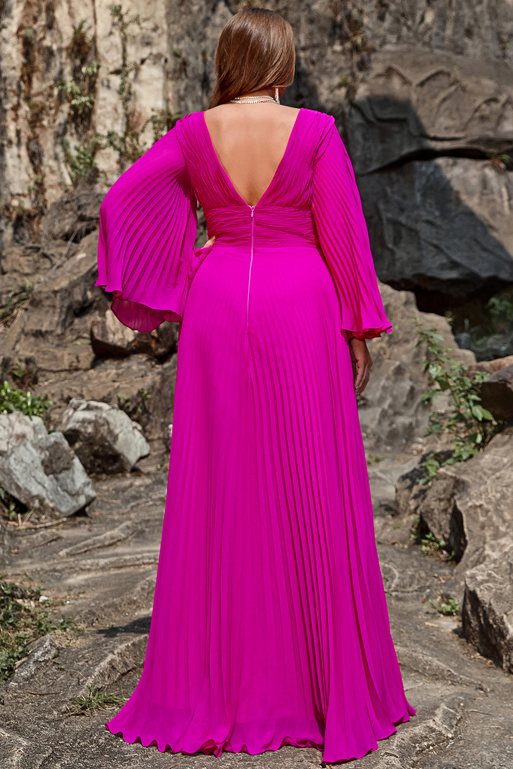 Une ligne Deep V Neck Dark Fuchsia Plus Taille Robe de bal avec manches longues