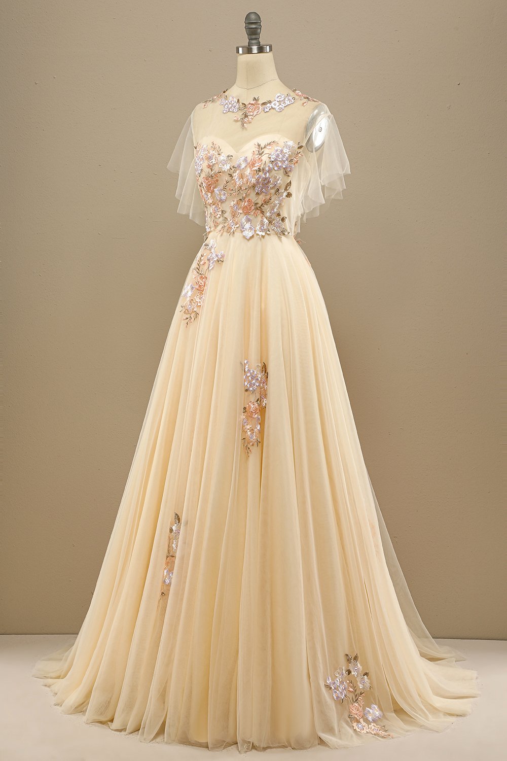 Jaune longue robe de bal avec appliques