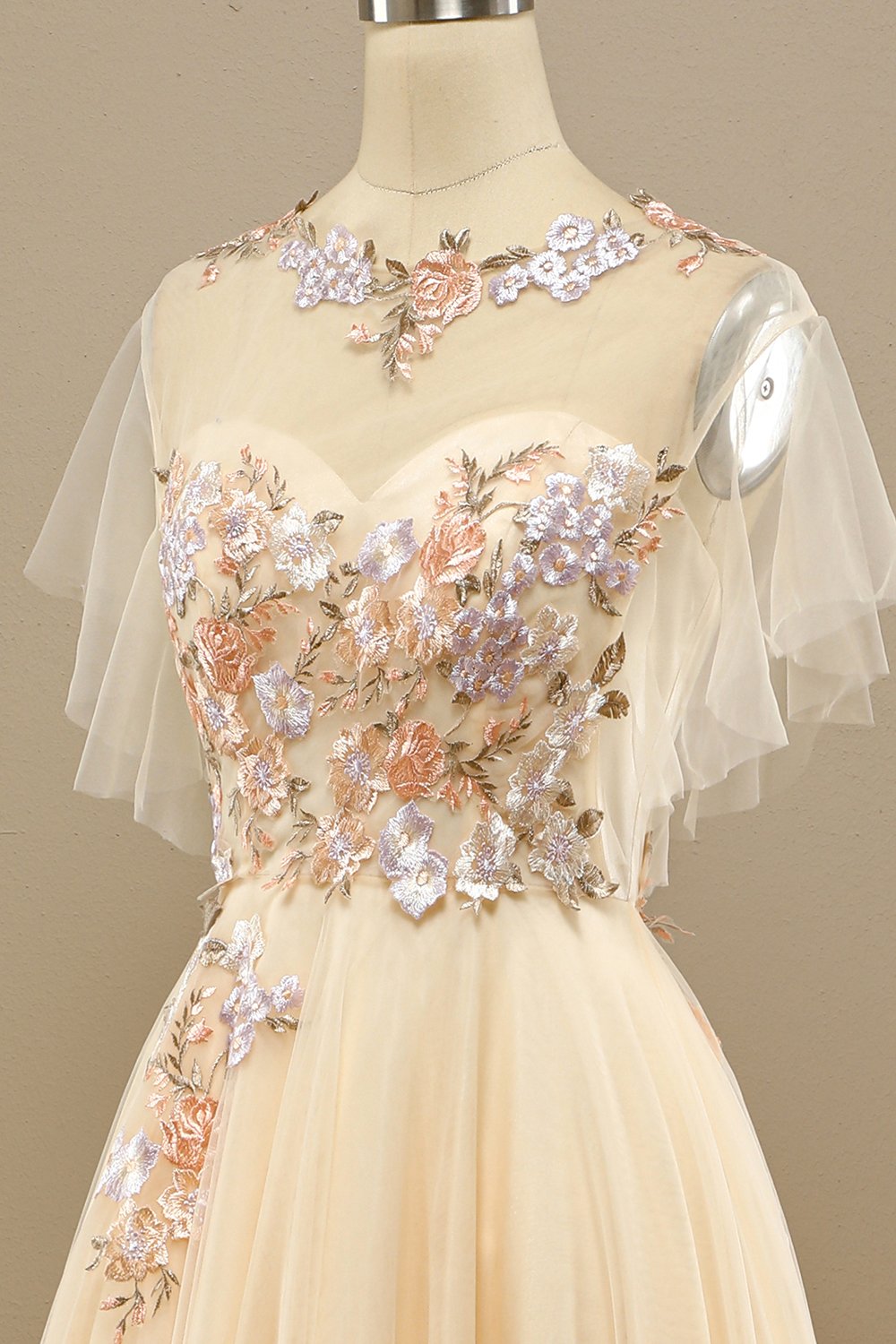 Jaune longue robe de bal avec appliques