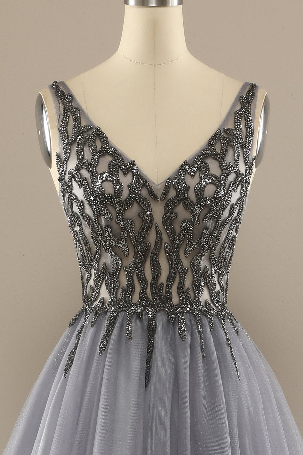 Gris V manches longues col perlé robe de bal