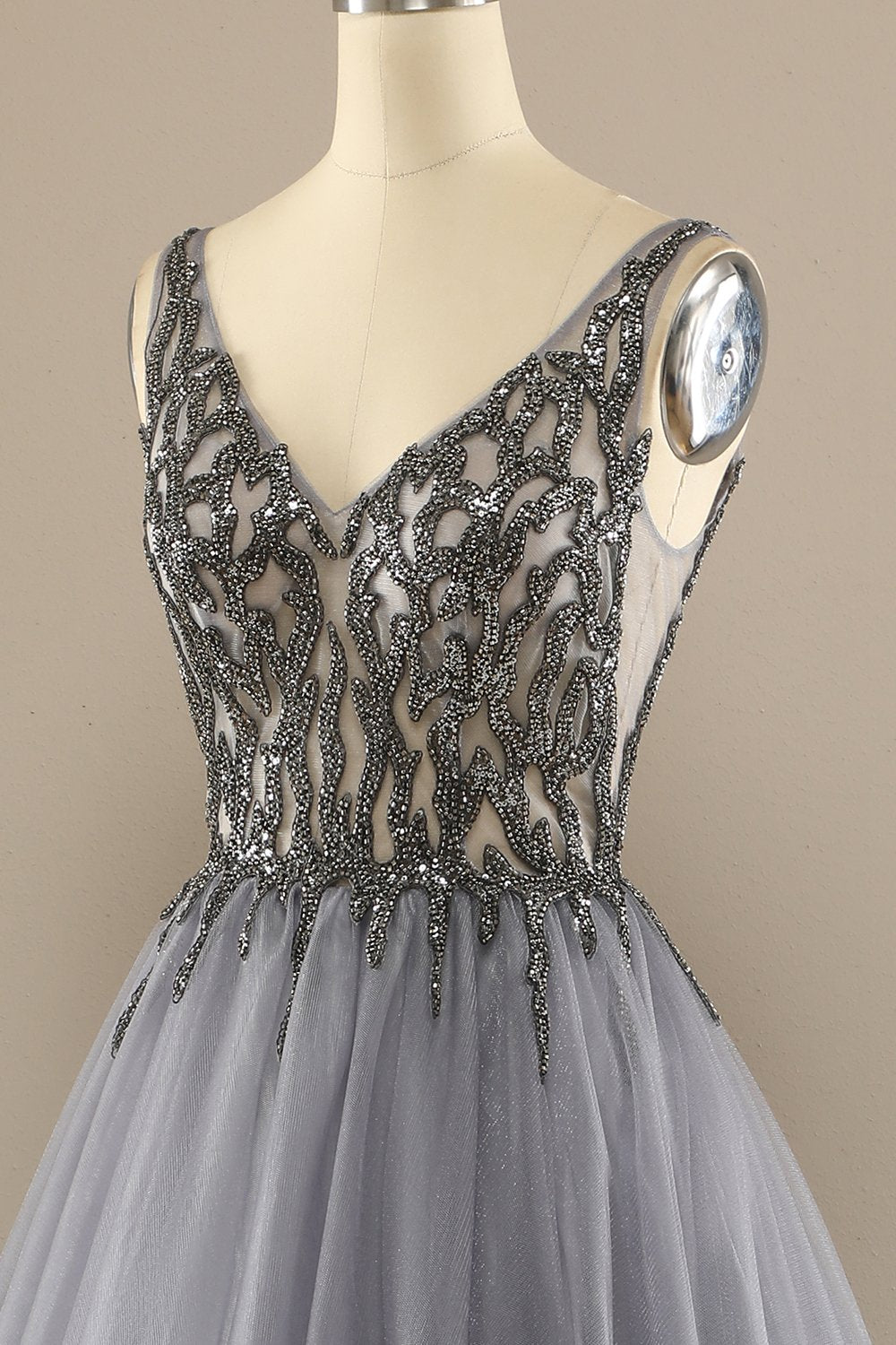 Gris V manches longues col perlé robe de bal