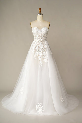 Une robe de mariée de ligne avec des appliques