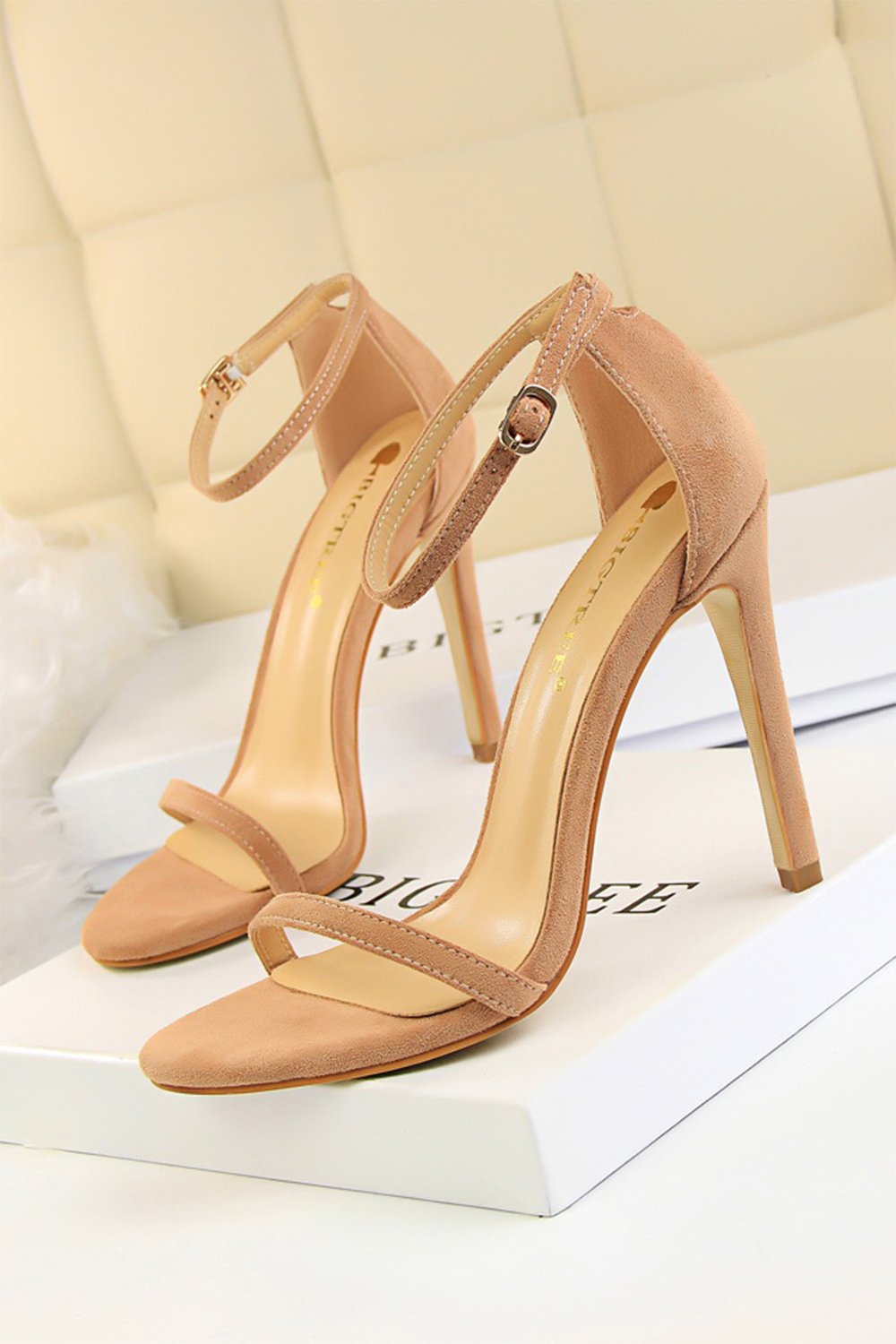 Talons aiguilles à l’abricot Strappy