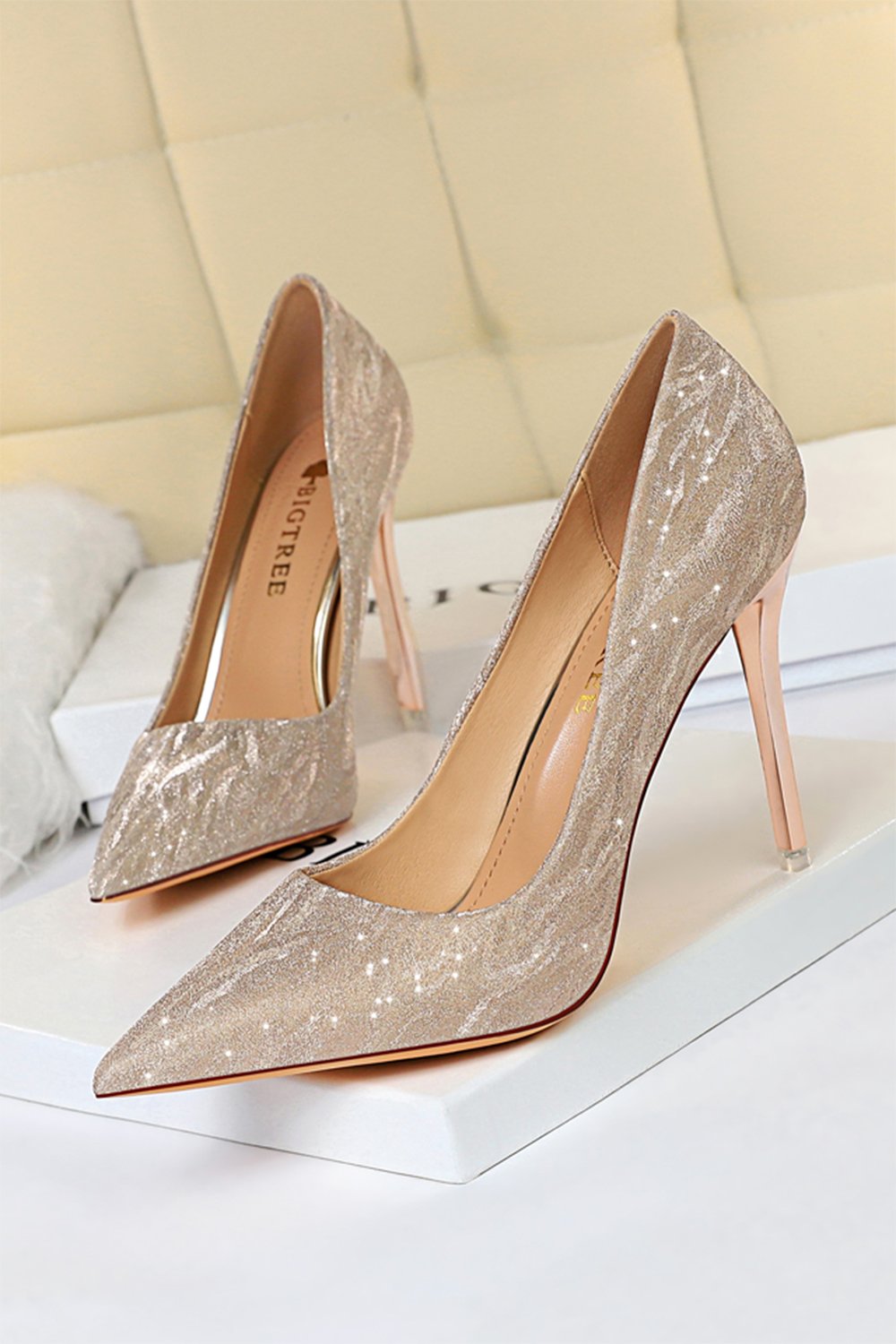 Talons aiguilles à paillettes à orteils peu profonds
