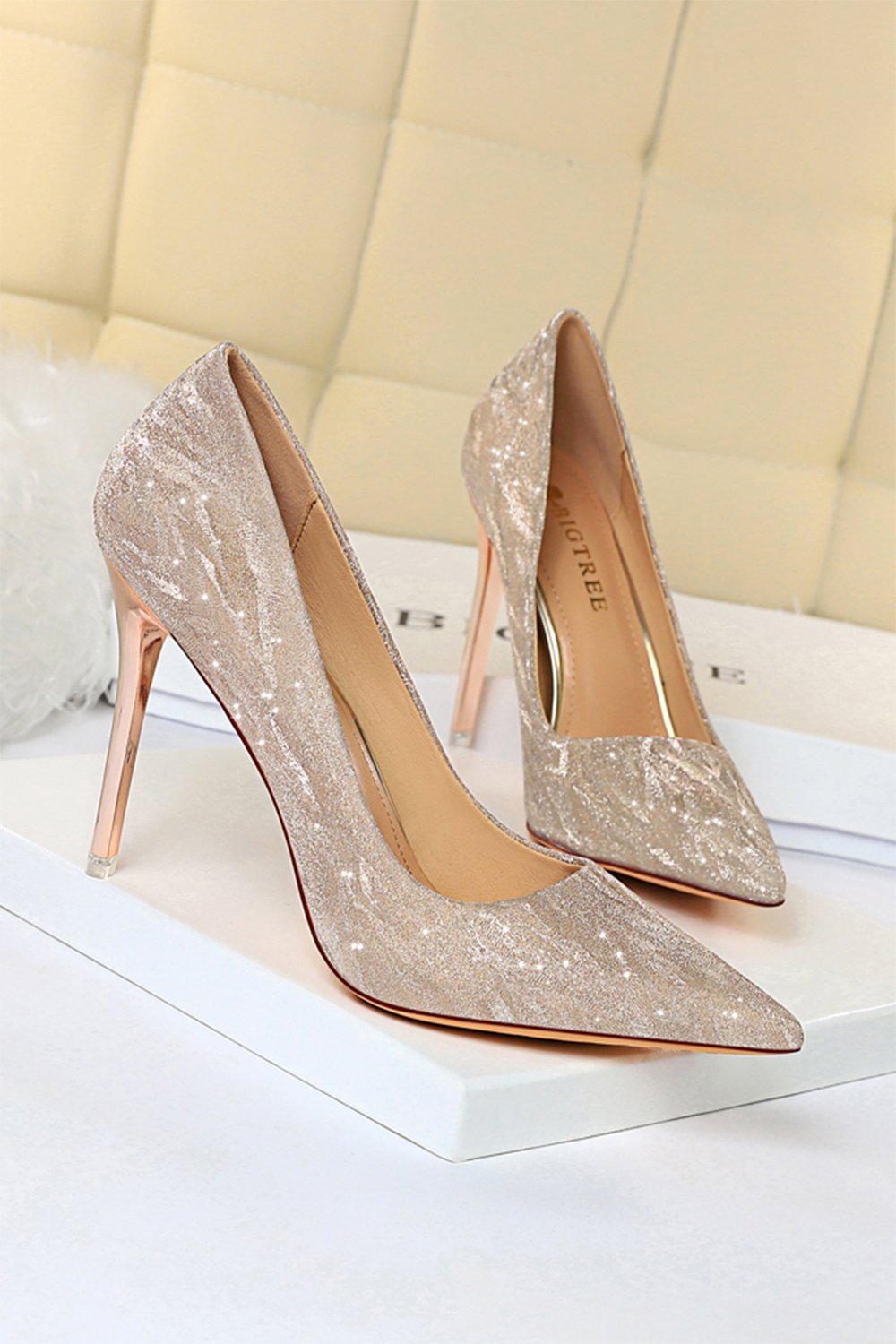 Talons aiguilles à paillettes à orteils peu profonds