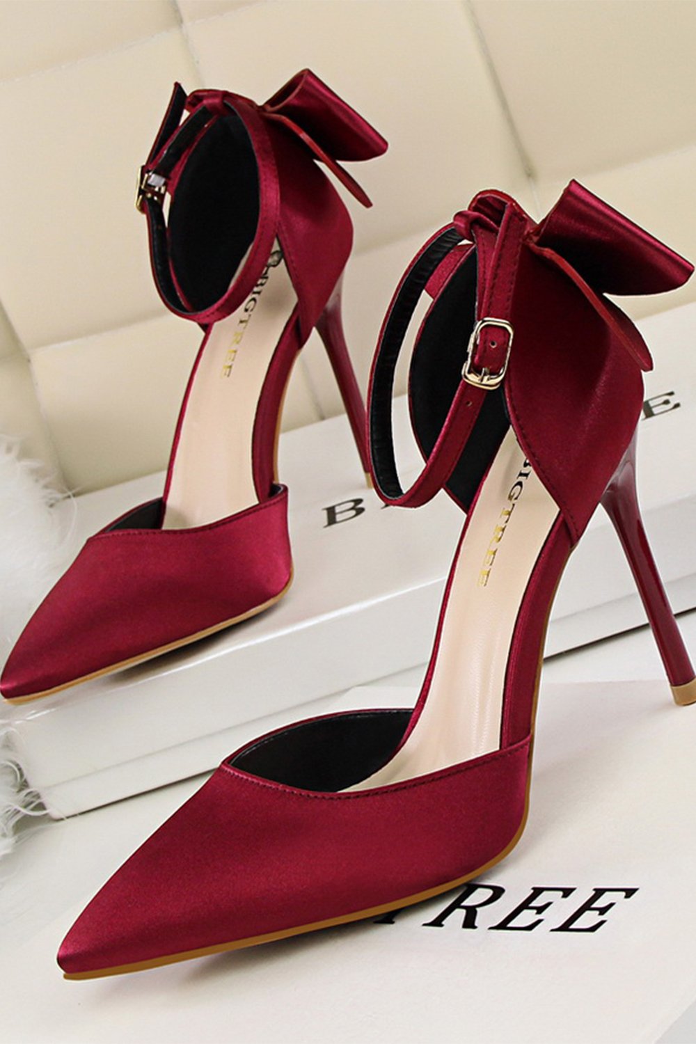 Talons de bal en satin de Bourgogne avec nœud papillon