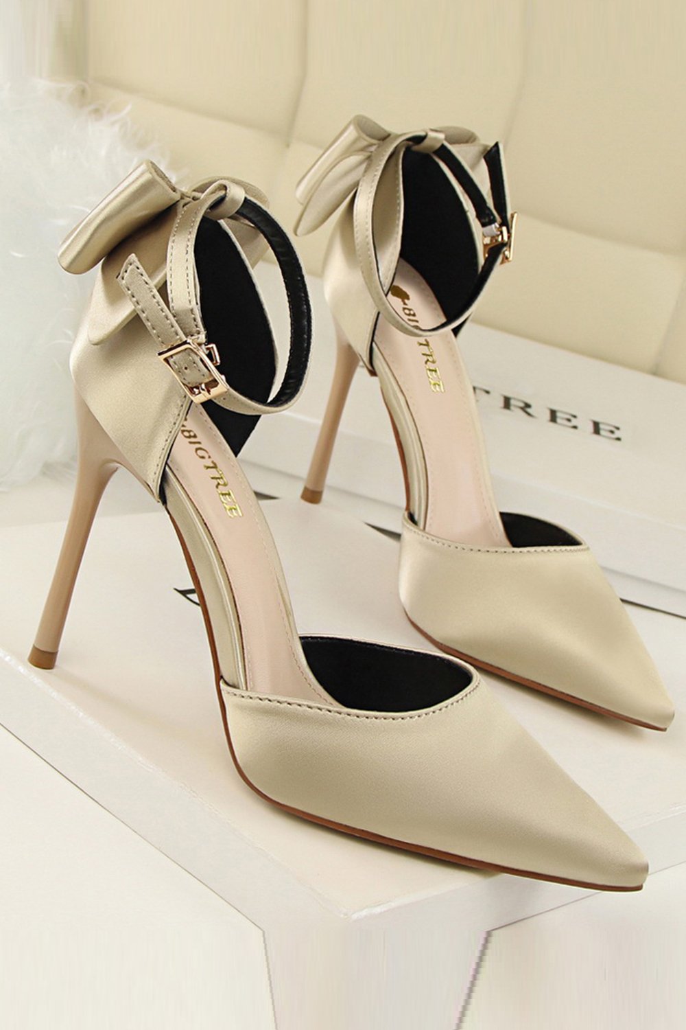 Talons de bal en satin de Bourgogne avec nœud papillon