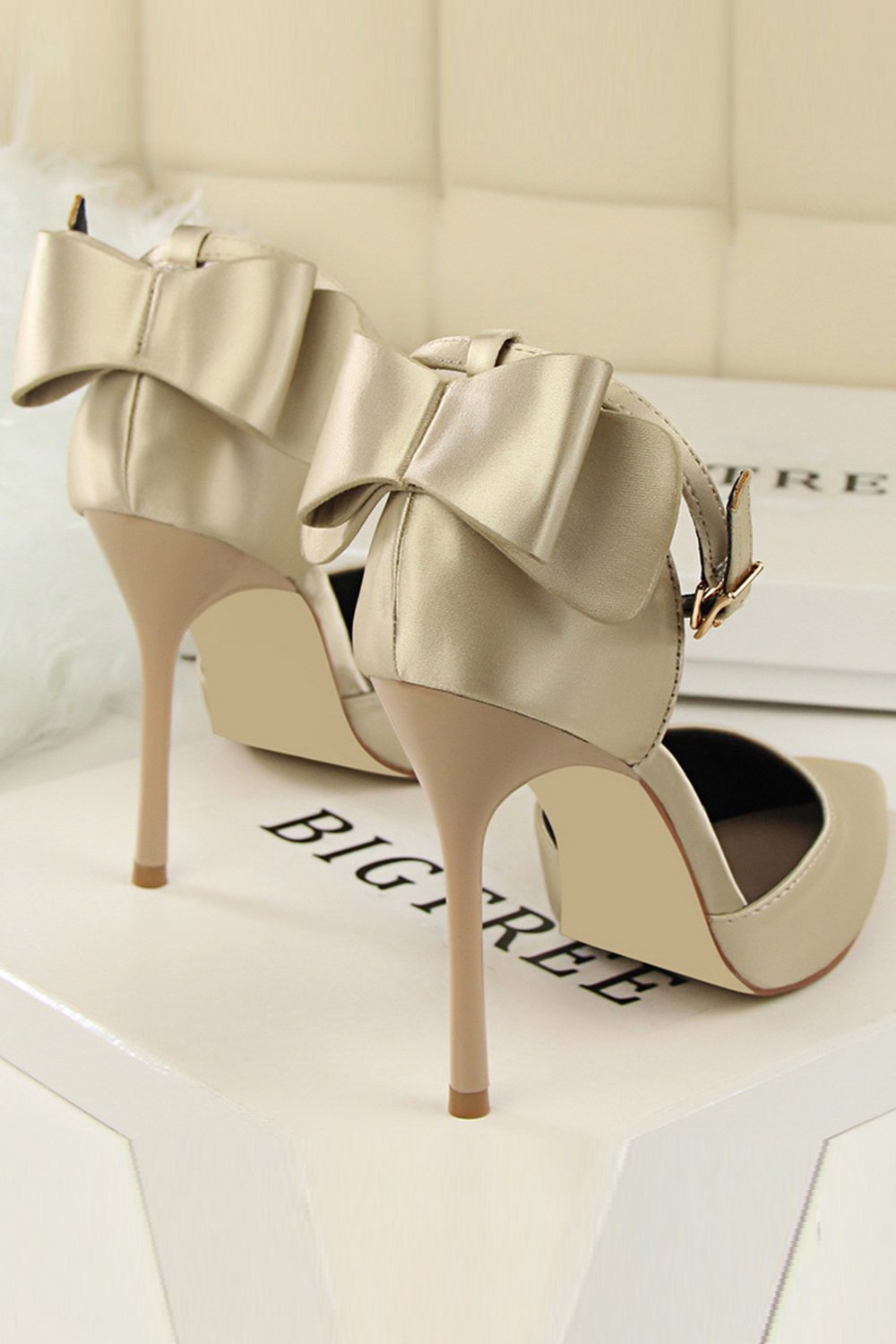 Talons de bal en satin de Bourgogne avec nœud papillon