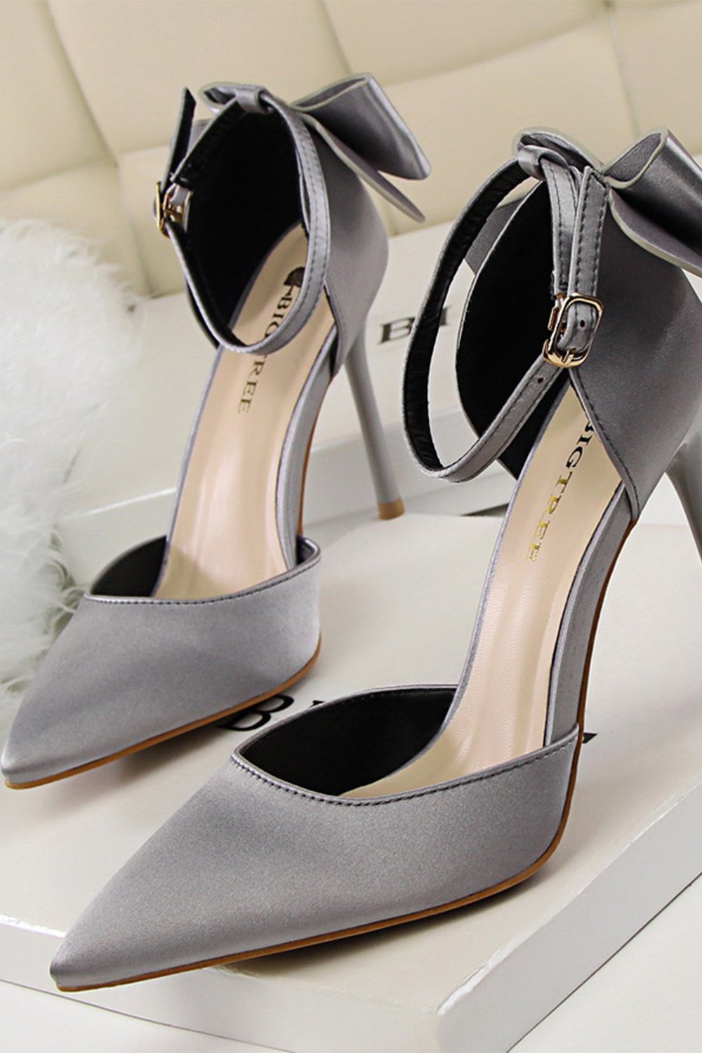Talons de bal en satin de Bourgogne avec nœud papillon