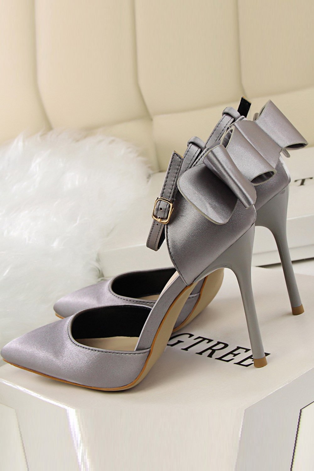Talons de bal en satin de Bourgogne avec nœud papillon