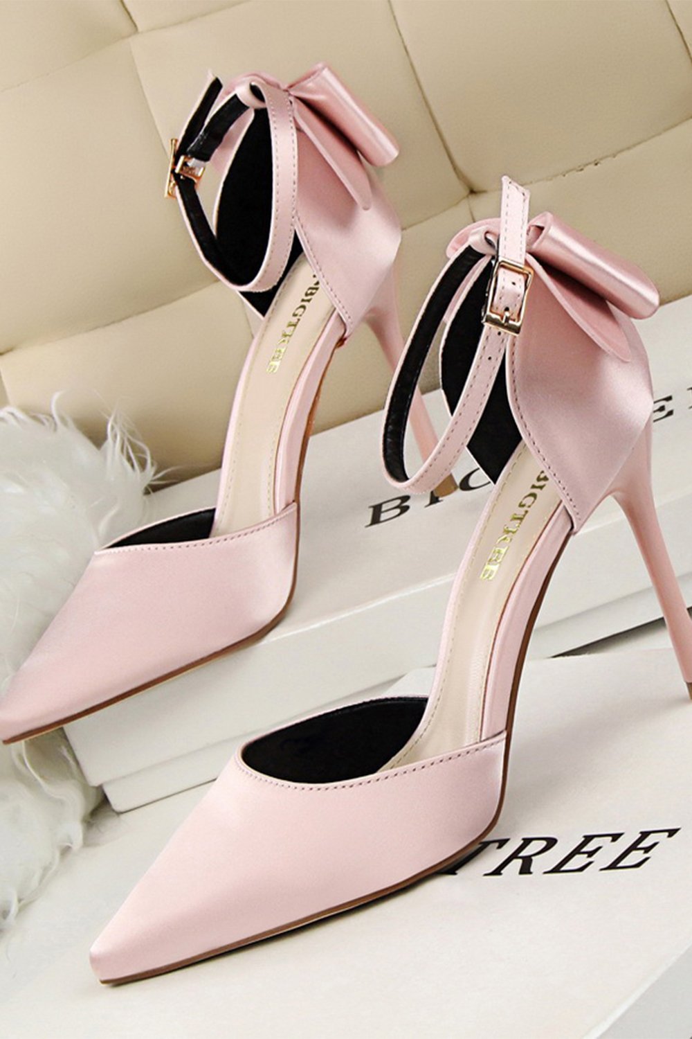 Talons de bal en satin de Bourgogne avec nœud papillon