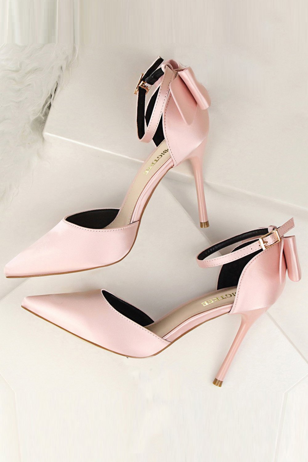 Talons de bal en satin de Bourgogne avec nœud papillon