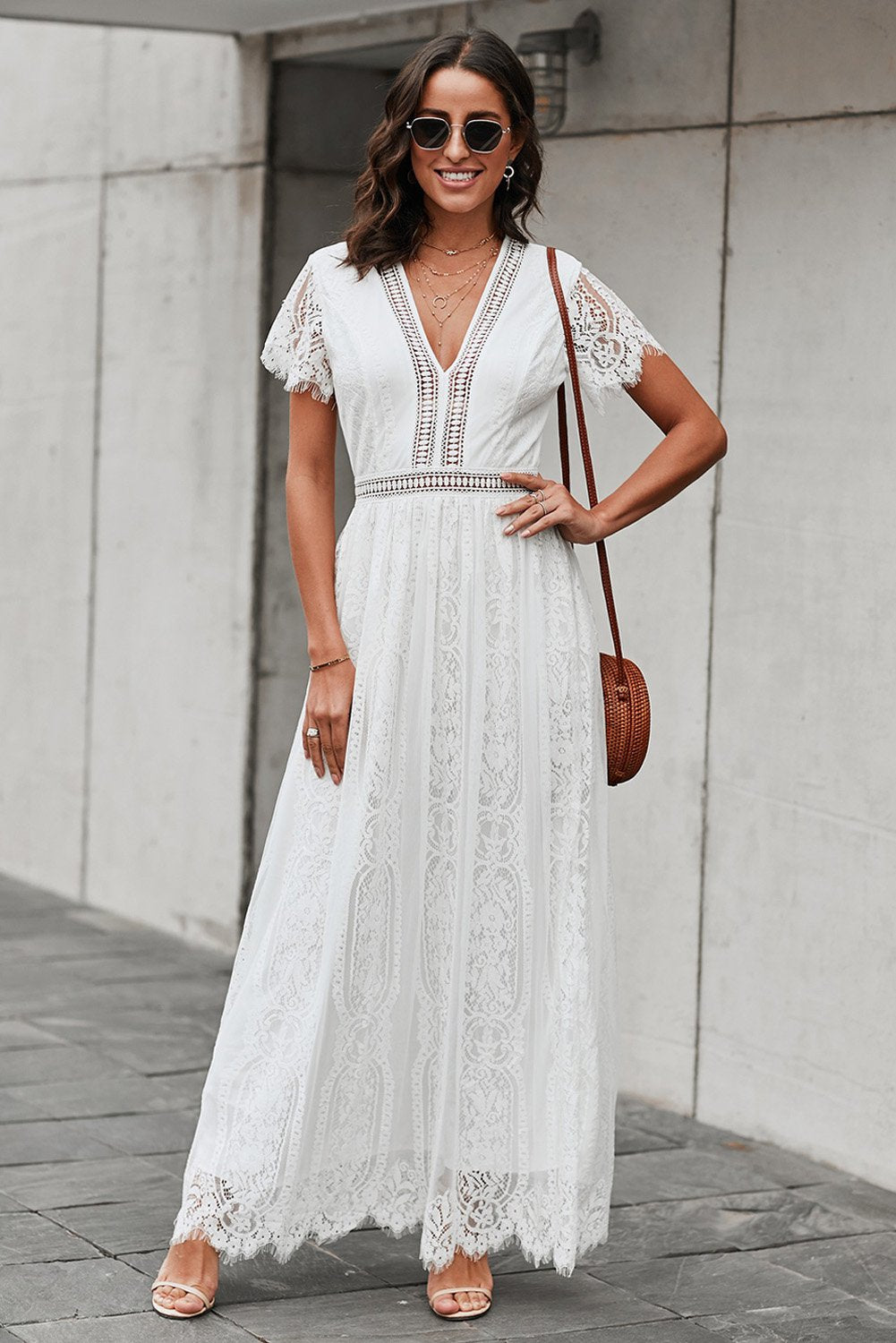 Robe en dentelle blanche à col en V