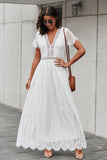 Robe en dentelle blanche à col en V