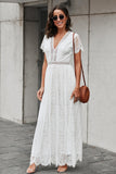 Robe en dentelle blanche à col en V