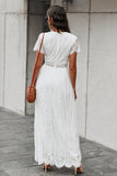 Robe en dentelle blanche à col en V