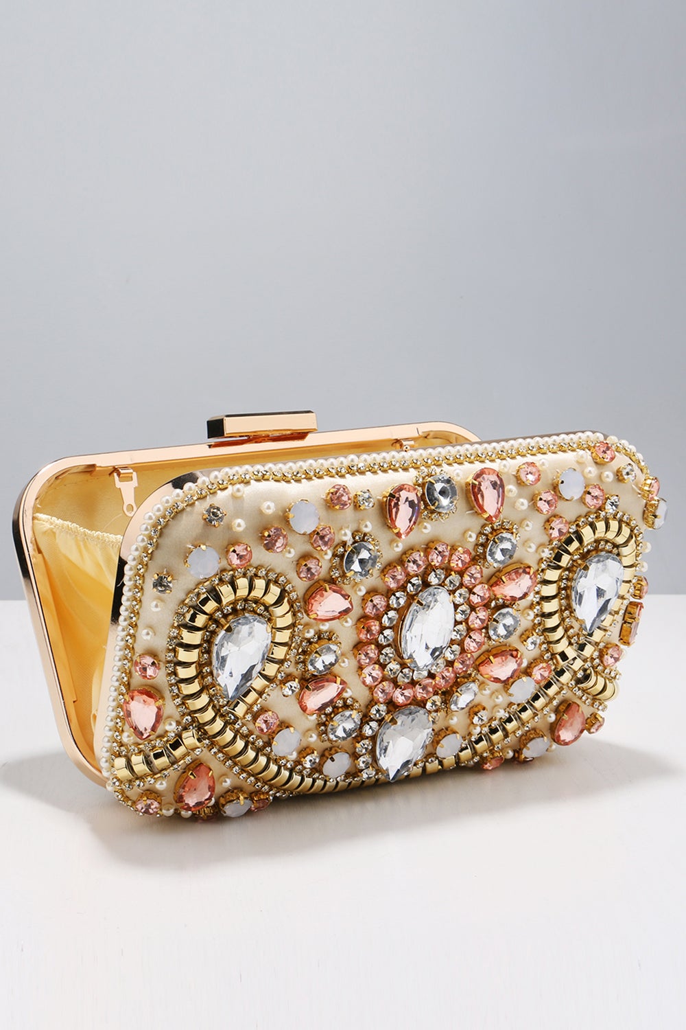 Pochette brodée de fête avec perles